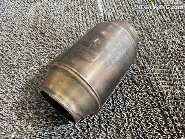 状態詳細 ■ 商品概要 BNR34スカイラインGT-Rにて使用されていた社外製の オールステンレス製メタルキャタライザーです。 パイプ部分がカットされているため、ワンオフマフラーの製作や 加工用の素材パーツとしてご活用いただけます。 ■ 商品状態 前後パイプ部分がカットされており、そのままでは車両への装着ができない状態です。 遮熱板部分にはガリ傷やガリ傷、へこみが目立ちます。 触媒内部につきましては、目立ったハニカム構造の崩れやカサつき、棚落ちは見受けられません。 素材としてお考えください。 商品は中古品の為、キズ、除去しきれていない汚れ、相応の使用感などあります。 個人的な主観となりますので、必ず画像にてご判断をお願いします。 状態につきましては見落とし、記載漏れ等ある場合がございますのでご購入をお考えの方は不明点等あればお気軽にご質問ください。 付属品は画像の物がすべてとなります。　　掲載枚数の関係上、画像ではわかり難い部分もありますが、ご納得頂ける方のみでお願いします。 中古品という事をご理解頂き、ノークレーム、ノーリターンでお願い致します。 特徴 コンディションランク 【 C 】 一般中古品 使用感があり傷やダメージはありますが、問題なく使える一般的な商品。 メーカー 社外 タイプ - 型式・仕様 - 車種 - 品番 - カラー_素材 オールステンレス サイズ 全長：約210mm 取り付けパイプ径：約80mm 管理番号 4T7-1263 P:Oku - D:Higu - Ph:7 - SAGAWA　R:1630 / 21　-　13 - 13