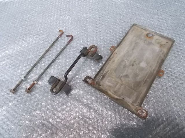 【中古】★激安!★メーカー・車種不明 バッテリーステー 台座 ベース 分かる方 / 2P3-1617