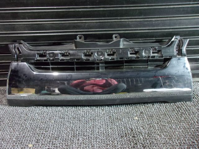 【中古】★激安!★200系 ハイエース 4型 ナロー 標準 純正 フロントグリル ラジエーターグリル ラジエターグリル メッキ 5型 6型 等 / Q11-16...