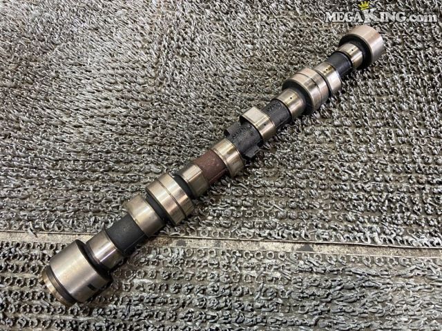 状態詳細 ■ 商品概要 日産 510ブルーバード L4エンジン用の純正カムシャフトです。 ■ 商品状態 外観には目立つ曲がりやクラックは見受けられませんが、 全体的にサビや使用に伴う擦れ等が生じています。 ご使用にあたっては、研磨やラッピング等をお考えください。 商品は中古品の為、キズ、除去しきれていない汚れ、相応の使用感などあります。 個人的な主観となりますので、必ず画像にてご判断をお願いします。 状態につきましては見落とし、記載漏れ等ある場合がございますのでご購入をお考えの方は不明点等あればお気軽にご質問ください。 完璧な状態を求める方はO/H前提にご入札をお願いします。 ※消耗品のパーツに関しては基本的に交換前提でお願いします。 付属品は画像の物がすべてとなります。　　掲載枚数の関係上、画像ではわかり難い部分もありますが、ご納得頂ける方のみでお願いします。 中古品という事をご理解頂き、ノークレーム、ノーリターンでお願い致します。 ※ご注意 エンジン部品に関しては車種違いで取り付けできない場合を除いて、完全ノークレーム、ノーリターンとさせて頂きます。 万が一車種違いの場合は商品到着後1週間以内にご連絡下さい。 ※（1週間以内にご連絡が無い場合、クレームは、一切受け付けません） 商品は現品のみですので返金にて対応させていただきます。 補償範囲は商品の落札代金のみで、送料・取り付け工賃・その他諸費用は補償範囲外とさせていただきます。 以上の事項に同意される方のみご購入下さい。 特徴 コンディションランク 【 D 】 要補修品 使用感があり大きなダメージがある商品。 故障や破損や一部欠品など、何かしらの訳あり商品ではありますが部品取りや補修・修理して使われる方など状態よりも価格重視の商品。 メーカー ニッサン タイプ 純正 型式・仕様 510 車種 ブルーバード 品番 U20 管理番号 2T7-2305 P:Sou - D:Higu - Ph:8 - SAGAWA　R:1630 / 43　-　6 - 6