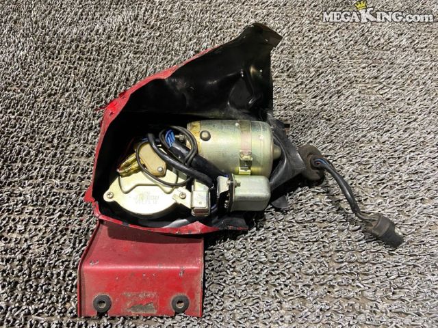 状態詳細 ■ 商品概要 日産 S30 フェアレディZ用の純正ワイパーモーターユニットです。 現在では貴重な当時物パーツです。 旧車のレストアや補修用ベースとしてご活用いただけます。 ■ 商品状態 金属ブラケット部分には経年使用に伴うサビや擦れ傷、小傷が全体的に見受けられます。 塗装面については必要に応じて再塗装などのメンテナンスを行っていただくことをおすすめします。 黒い保護カバー部分には破れや損傷があります。 また、弊社では実車への取り付けや通電による動作確認を行っていません。 商品は中古品の為、キズ、除去しきれていない汚れ、相応の使用感などあります。 個人的な主観となりますので、必ず画像にてご判断をお願いします。 状態につきましては見落とし、記載漏れ等ある場合がございますのでご購入をお考えの方は不明点等あればお気軽にご質問ください。 付属品は画像の物がすべてとなります。　　掲載枚数の関係上、画像ではわかり難い部分もありますが、ご納得頂ける方のみでお願いします。 中古品という事をご理解頂き、ノークレーム、ノーリターンでお願い致します。 特徴 コンディションランク 【 D 】 要補修品 使用感があり大きなダメージがある商品。 故障や破損や一部欠品など、何かしらの訳あり商品ではありますが部品取りや補修・修理して使われる方など状態よりも価格重視の商品。 メーカー ニッサン タイプ 純正 型式・仕様 S30 車種 フェアレディZ 品番 - 管理番号 2T9-529 P:Sou - D:Higu - Ph:6 - SAGAWA　R:2310 / 32　-　24 - 15