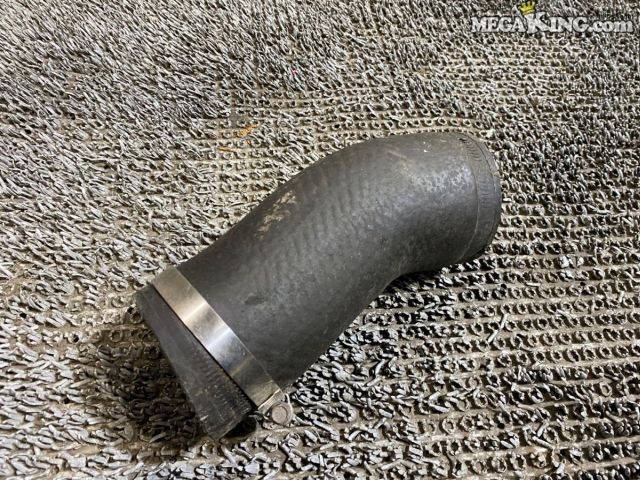 状態詳細 ■ 商品概要 日産 S13 シルビア 純正のインタークーラーパイプです。 当時物パーツの補修用や純正戻し、ストック用パーツとしておすすめのアイテムとなっています。 ■ 商品状態 ゴム素材特有の経年変化による汚れや擦れ傷が見受けられますが、 破れや大きな亀裂などのダメージは確認できませんでした。 付属の金属製ホースバンドには若干のくすみや表面上の使用感があります。 まだ使用可能です。 商品は中古品の為、キズ、除去しきれていない汚れ、相応の使用感などあります。 個人的な主観となりますので、必ず画像にてご判断をお願いします。 状態につきましては見落とし、記載漏れ等ある場合がございますのでご購入をお考えの方は不明点等あればお気軽にご質問ください。 完璧な状態を求める方はO/H前提にご入札をお願いします。 ※消耗品のパーツに関しては基本的に交換前提でお願いします。 付属品は画像の物がすべてとなります。　　掲載枚数の関係上、画像ではわかり難い部分もありますが、ご納得頂ける方のみでお願いします。 中古品という事をご理解頂き、ノークレーム、ノーリターンでお願い致します。 ※ご注意 エンジン部品に関しては車種違いで取り付けできない場合を除いて、完全ノークレーム、ノーリターンとさせて頂きます。 万が一車種違いの場合は商品到着後1週間以内にご連絡下さい。 ※（1週間以内にご連絡が無い場合、クレームは、一切受け付けません） 商品は現品のみですので返金にて対応させていただきます。 補償範囲は商品の落札代金のみで、送料・取り付け工賃・その他諸費用は補償範囲外とさせていただきます。 以上の事項に同意される方のみご購入下さい。 特徴 コンディションランク 【 C 】 一般中古品 使用感があり傷やダメージはありますが、問題なく使える一般的な商品。 メーカー ニッサン タイプ 純正 型式・仕様 S13 車種 シルビア 品番 - サイズ 全長 約220mm パイプ内径 約70mm 管理番号 4T9-559 P:Oku - D:Higu - Ph:5 - SAGAWA　R:1340 / 22　-　10 - 10