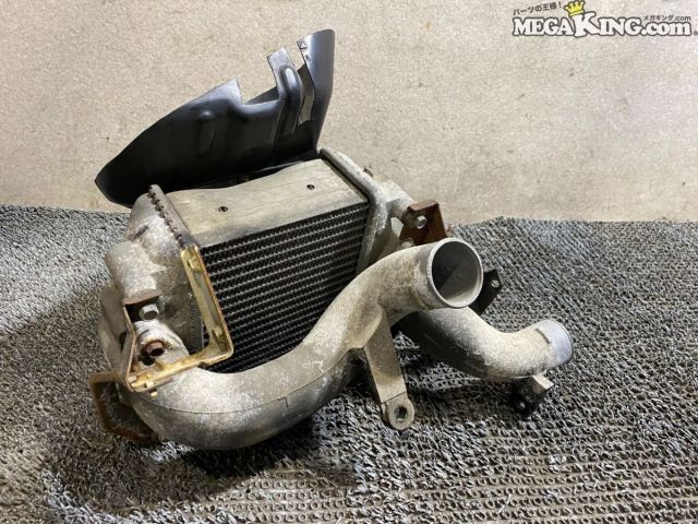 状態詳細 ■ 商品概要 インテークダクト付きのセットとなっており、 純正戻しや補修用のベースパーツとしてご活用いただけます。 ■ 商品状態 アルミ製のコアおよびフィン部分に曲がりや変形が見受けられます。（2、3枚目画像参照） エアライン本体に目立つクラックは見受けられませんが、 樹脂製のダクト上部には一部カット加工が施されています。（8枚目画像参照） 修正前提でお考え下さい。 商品は中古品の為、キズ、除去しきれていない汚れ、相応の使用感などあります。 個人的な主観となりますので、必ず画像にてご判断をお願いします。 状態につきましては見落とし、記載漏れ等ある場合がございますのでご購入をお考えの方は不明点等あればお気軽にご質問ください。 完璧な状態を求める方はO/H前提にご入札をお願いします。 ※消耗品のパーツに関しては基本的に交換前提でお願いします。 付属品は画像の物がすべてとなります。　　掲載枚数の関係上、画像ではわかり難い部分もありますが、ご納得頂ける方のみでお願いします。 中古品という事をご理解頂き、ノークレーム、ノーリターンでお願い致します。 ※ご注意 エンジン部品に関しては車種違いで取り付けできない場合を除いて、完全ノークレーム、ノーリターンとさせて頂きます。 万が一車種違いの場合は商品到着後1週間以内にご連絡下さい。 ※（1週間以内にご連絡が無い場合、クレームは、一切受け付けません） 商品は現品のみですので返金にて対応させていただきます。 補償範囲は商品の落札代金のみで、送料・取り付け工賃・その他諸費用は補償範囲外とさせていただきます。 以上の事項に同意される方のみご購入下さい。 特徴 コンディションランク 【 D 】 要補修品 使用感があり大きなダメージがある商品。 故障や破損や一部欠品など、何かしらの訳あり商品ではありますが部品取りや補修・修理して使われる方など状態よりも価格重視の商品。 メーカー ニッサン タイプ 純正 型式・仕様 S15 車種 シルビア 品番 62684 85F00 サイズ コア 縦 約225mm × 横 約170mm × 厚み 約80mm 管理番号 4T9-569 P:Oku - D:Higu - Ph:10 - SAGAWA　R:3660 / 46　-　44 - 40