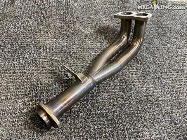 状態詳細 EK9 シビック タイプRB16Bにて使用していましたが、流用されている可能性がある為、 適合は参考程度にお考えください。 ■ 商品概要 排気効率の向上や補修用パーツとしてご活用いただけます。 ■ 商品状態 エキマニ部分が欠品しています。ポン付けは出来ないです。 フランジ部分にマフラーパテの付着跡が見受けられます。（2枚目画像参照） パイプ曲げ部分には軽い凹みが2箇所ほどあります。（6枚目画像参照） また、パイプ表面には品番プレートが外れたような溶接痕が残っています。 全体的に焼き色や使用感はありますが、割れやクラックは見受けられません。 まだ使用可能です。 商品は中古品の為、キズ、除去しきれていない汚れ、相応の使用感などあります。 個人的な主観となりますので、必ず画像にてご判断をお願いします。 状態につきましては見落とし、記載漏れ等ある場合がございますのでご購入をお考えの方は不明点等あればお気軽にご質問ください。 付属品は画像の物がすべてとなります。　　掲載枚数の関係上、画像ではわかり難い部分もありますが、ご納得頂ける方のみでお願いします。 中古品という事をご理解頂き、ノークレーム、ノーリターンでお願い致します。 特徴 コンディションランク 【 C 】 一般中古品 使用感があり傷やダメージはありますが、問題なく使える一般的な商品。 メーカー 社外 タイプ - 型式・仕様 - 車種 - 品番 - カラー_素材 オールステンレス サイズ パイプ径 約45mm/約51mm 取り付けピッチ 約90mm 取り付けパイプ径 約50mm 管理番号 2T8-2153 P:Oku - D:Higu - Ph:7 - SAGAWA　R:2310 / 55　-　17 - 15