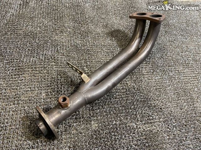 状態詳細 EG6 シビック B16Aにて使用していましたが、流用されている可能性がある為、 適合は参考程度にお考えください。 ■ 商品概要 交換用としてはもちろん、加工ベースや補修用パーツとしてもお使いいただけます。 ■ 商品状態 エキマニ部分のパイプは欠品していますのでポン付けは出来ません。 パイプ部分に中度のガリ傷や凹みが見受けられます。（7枚目画像参照） また、センサー取付部付近にナットが溶接加工されています。（3枚目画像参照） クラックは見受けられませんが、全体的にステンレス特有の焼き色や使用に伴う擦れ痕があります。 状態をご確認の上、修正前提でお考え下さい。 商品は中古品の為、キズ、除去しきれていない汚れ、相応の使用感などあります。 個人的な主観となりますので、必ず画像にてご判断をお願いします。 状態につきましては見落とし、記載漏れ等ある場合がございますのでご購入をお考えの方は不明点等あればお気軽にご質問ください。 付属品は画像の物がすべてとなります。　　掲載枚数の関係上、画像ではわかり難い部分もありますが、ご納得頂ける方のみでお願いします。 中古品という事をご理解頂き、ノークレーム、ノーリターンでお願い致します。 特徴 コンディションランク 【 D 】 要補修品 使用感があり大きなダメージがある商品。 故障や破損や一部欠品など、何かしらの訳あり商品ではありますが部品取りや補修・修理して使われる方など状態よりも価格重視の商品。 メーカー tanabe タナベ タイプ - 型式・仕様 - 車種 - 品番 JASMA 93E023B16A カラー_素材 オールステンレス サイズ パイプ径 約45mm 取付ピッチ 約90mm 取付フランジ径 約50mm 管理番号 2T8-2157 P:Oku - D:Higu - Ph:8 - SAGAWA　R:2570 / 60　-　20 - 17