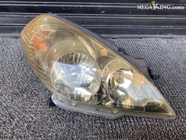 状態詳細 ■ 商品概要 日産 WFY11 ウイングロードの純正右ヘッドライトです。 キセノン（HID）仕様のバラストとバーナーがセットになっています。 ■ 商品状態 レンズ面には経年による全体的な黄ばみやくすみ、使用に伴うキズが見受けられます。 また、取り付け箇所に欠けがあります。 光軸ダイヤルは回ることを確認しています。 補修前提でお考え下さい。 商品は中古品の為、キズ、除去しきれていない汚れ、相応の使用感などあります。 個人的な主観となりますので、必ず画像にてご判断をお願いします。 状態につきましては見落とし、記載漏れ等ある場合がございますのでご購入をお考えの方は不明点等あればお気軽にご質問ください。 付属品は画像の物がすべてとなります。　　掲載枚数の関係上、画像ではわかり難い部分もありますが、ご納得頂ける方のみでお願いします。 中古品という事をご理解頂き、ノークレーム、ノーリターンでお願い致します。 特徴 コンディションランク 【 D 】 要補修品 使用感があり大きなダメージがある商品。 故障や破損や一部欠品など、何かしらの訳あり商品ではありますが部品取りや補修・修理して使われる方など状態よりも価格重視の商品。 メーカー ニッサン タイプ 純正 型式・仕様 平成14年式 WFY11 車種 ウイングロード 品番 ICHIKOH 1699 管理番号 2T7-274 P:Saku - D:Higu - Ph:13 - SAGAWA　R:3360 / 65　-　34 - 23