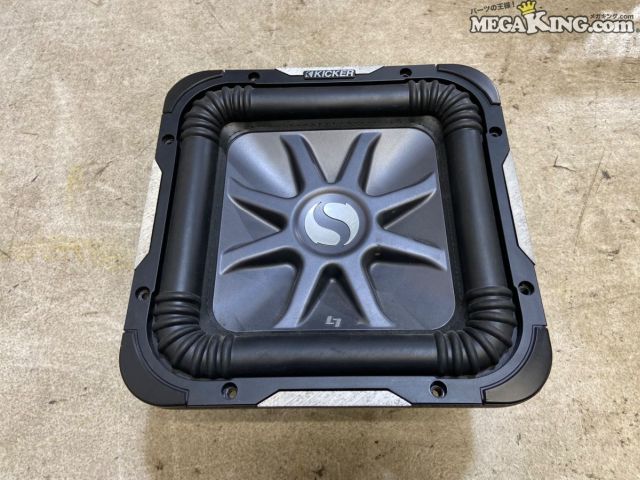 状態詳細 ■ 商品概要 キッカーのスクエア型サブウーハーです。 ソロバリックシリーズならではの圧倒的な重低音と存在感のあるデザインが特徴で、 カスタムオーディオのベースとして最適なモデルです。 ■ 商品状態 弊社にて動作確認済みです。 外観には使用に伴う擦れや細かな汚れなどのはっきりとした使用感があります。 ただし、エッジの破れやクラック、音割れなどの致命的なダメージは見受けられません。 商品は中古品の為、キズ、除去しきれていない汚れ、相応の使用感などあります。 個人的な主観となりますので、必ず画像にてご判断をお願いします。 状態につきましては見落とし、記載漏れ等ある場合がございますのでご購入をお考えの方は不明点等あればお気軽にご質問ください。 付属品は画像の物がすべてとなります。　　掲載枚数の関係上、画像ではわかり難い部分もありますが、ご納得頂ける方のみでお願いします。 中古品という事をご理解頂き、ノークレーム、ノーリターンでお願い致します。 特徴 コンディションランク 【 C 】 一般中古品 使用感があり傷やダメージはありますが、問題なく使える一般的な商品。 メーカー KICKER キッカー タイプ SOLO-BARIC L7 ソロバリック L7 型式・仕様 - 車種 - 品番 - サイズ 縦横：約275mm 高さ：約175mm 管理番号 5T7-298 P:Taka - D:Higu - Ph:7 - SAGAWA　R:2310 / 28　-　28 - 18