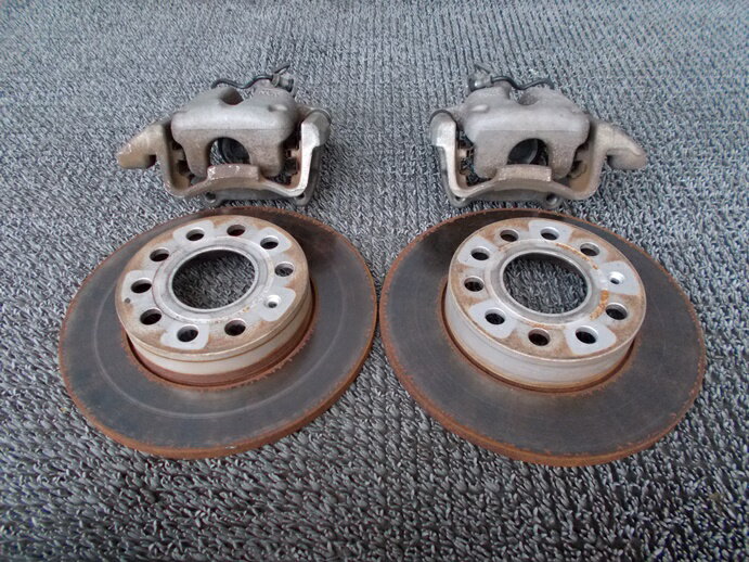 【中古】★激安!★VW フォルクスワーゲン ジェッタ5 2.0L ターボ 純正 TRW リア ブレーキ キャリパー ローター 左右 5穴 PCD112 / 2J4-1350