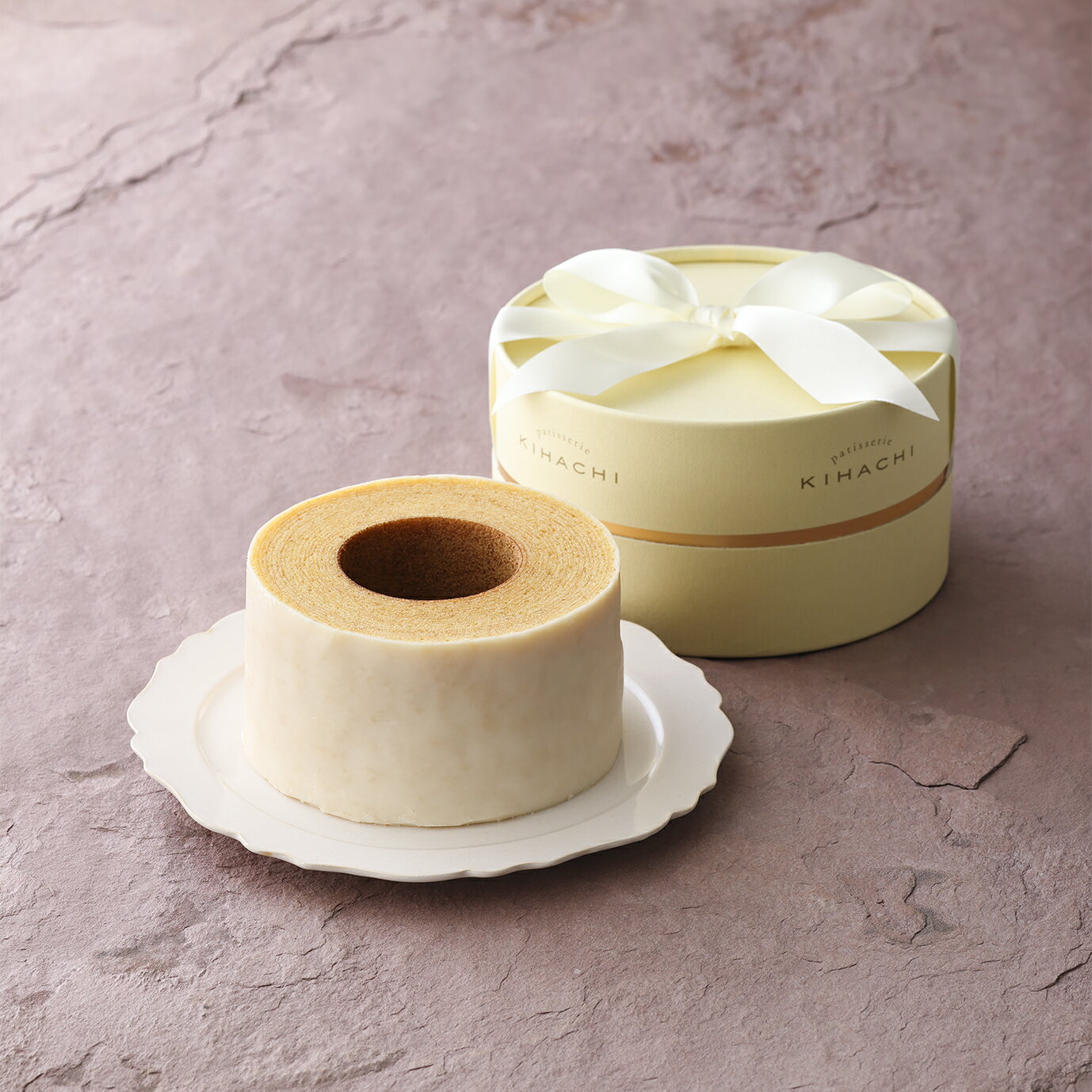 お歳暮 クリスマスプレゼント ギフト 2025 食べ物 実用的 人気 おしゃれ 高級 ギフト プレゼント プチギフト 手土産 女性向け 帰省 手土産 パティスリー キハチ 引き菓子 バームクーヘン ブライダル 焼き菓子 キハチバームクーヘン M お礼 スイーツセット