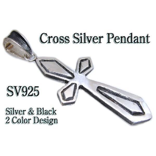 シルバー（ Silver925 ）でっかい十字架クロスペンダントトップ クロスには彫りこみを入れてイブシ（黒色）の加工を施していますから、ツーカラーがさらにクロスの存在感を引き立てて高級感も出しています。