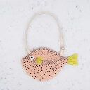 ブランド：　Donfisher　ドンフィッシャー　 商品名：　SMALL PINK PUFFERFISH　ふぐショルダーバッグ　 カラー：　ピンク 素材：　コットン100％ MADE IN spain サイズ： 　 31 x 18,5 （25 x 18,5 cm使用可能なスペース） ※平置き採寸(cm) スペイン発の魚雑貨ブランドドンフィッシャーの新作アイテムです。 子供から親まで使えるショルダーバッグです。 何を入れるか考えるだけでワクワクするバッグです。 親子兼用でいかがでしょうか。 ●プレゼントラッピングお受けします。 ●●●Donfisher　ドンフィッシャーとはどんなブランド？●●● スペイン発、海をコンセプトにしたかわいいお魚バッグのハンドメイドブランド。 『ドン フィッシャーは"いいもの"を探しに世界中の海を航海することが大好き。 一日中、魚を釣ることに時間を費やしています。 彼の釣ったお魚たちは上質な素材で、すべてハンドメイド。 そして新鮮。 中を開けてみると身も骨もいっぱいです。 すごく魅力的！ お魚はそれぞれ違う形や色をしています。 でも目的はひとつ。あなたの宝物たちをしまっておくため。 小銭入れにペンケース、キーホルダーやポーチとして。 あなたの好きなように使うことができます。』