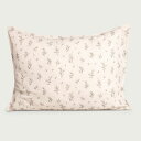 ブランド：　garbo&firends ガルボアンドフレンズ 商品名：　Bluebell Muslin Pillowcase　クッションカバー カラー：　ベージュ 素材：　モスリンコットン100% サイズ：　60x50 ※インポートクッションカバーの洗濯について※ 初回は単独でお洗濯してください。 裏返しにしてネットをご使用下さい。 お洗濯の後は必ず、すぐに干して下さい。 陰干しをお勧めします。 弱めの回転式乾燥機なら使用可能。 長くお気に入りとしてご使用頂くためにも 参考にして頂けたらと思います。 モスリンコットン生地がリニューアルしました。 ラウブという新しい生地で出来ています。 ラウブは、現在のモスリンとは異なる糸を使用し、糸の密度高めています。 その結果、美しいテクスチャーを持ち、よりソフトな素材となり、 フィット感がより良く保たれ、洗濯やタンブラーで洗うたびに、よりソフトになっていきます。 可愛いデザインの綺麗なクッションカバーです。 クッションの中身はIKEAで販売しています。 毎日使うアイテムなので飽きのこないデザインがいいですね！ ●●●garbo&friendsとはどんなブランド？●●● 2013年に立ち上げられた、スウェーデンのインテリアブランド、 ベビー、キッズのいるご家族に向けたプロダクツたちは、 独特の色合いと自然をモチーフにしたデザインが魅力で上質な素材にもこだわりがあります。 子どもの成長を見届けてくれるような優しい雰囲気のインテリアプロダクツです。 プレゼントにもおすすめです。 ●プレゼントラッピングお受けします。