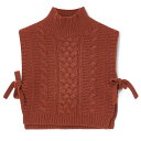 ブランド：　garbo&friends ガルボアンドフレンズ 商品名：　Knitted Neckwarmer Rust　ネックウォーマー カラー：　Rust 素材：　40% Recycled wool, 40% Wool, 20% Recycled polyamide サイズ：　 1-4y　86/104 cm 5-7Y　110/122 cm ※インポートネックウォーマーの洗濯について※ 初回は単独でお洗濯してください。 裏返しにしてネットをご使用下さい。 お洗濯の後は必ず、すぐに干して下さい。 陰干しをお勧めします。 同系色で30℃以下でお洗濯してください タンブル乾燥、アイロン、漂白不可 長くお気に入りとしてご使用頂くためにも 参考にして頂けたらと思います。 ○ このネックウォーマーの生地について ○ 生地 シーズン 伸縮性 サイズ感 厚手 &nbsp; 春 ある ゆったり &nbsp; ちょっと厚め &nbsp; 夏 なし ● ちょっとゆったり ● ふつう ● 秋 ● &nbsp; &nbsp; ジャスト ちょっと薄め &nbsp; 冬 ● &nbsp; &nbsp; ちょっとタイト &nbsp; 薄手 &nbsp; &nbsp; &nbsp; &nbsp; &nbsp; タイト &nbsp; ●サイズ感 ： アイテムによって違いますのでブランドのスタイル目安として参考にして下さい。 ○生地 ： ネックウォーマー生地としての厚みです。 ●シーズン ： このアイテム生地での着用出来る季節の目安です。 garbo&friendsのNewコレクション「Cabin in the Woods」から 柔らかく耐久性のある、ケーブル編みネックウォーマー 軽くてかさばらず、それでいて暖かさを提供するので、お子さまの外出や冷たい日のアクティビティに最適です 首元をしっかりと守りながら、おしゃれなスタイルを楽しむことができます ●●●garbo&friendsとはどんなブランド？●●● 2013年に立ち上げられた、スウェーデンのインテリアブランド、 ベビー、キッズのいるご家族に向けたプロダクツたちは、 独特の色合いと自然をモチーフにしたデザインが魅力で上質な素材にもこだわりがあります。 子どもの成長を見届けてくれるような優しい雰囲気のインテリアプロダクツです。 プレゼントにもおすすめです。 ●プレゼントラッピングお受けします。