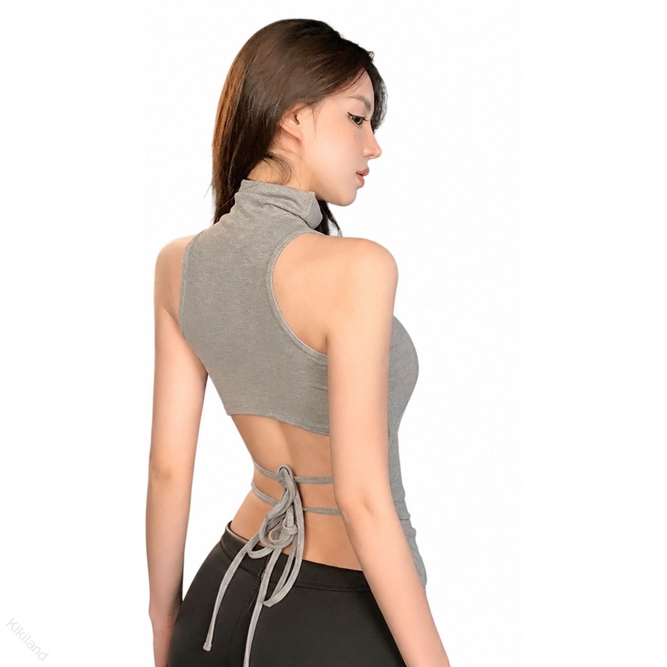 　　　◆◇◆売れている秘密◆◇◆[Free Size] バスト:84 着丈:38【魅力的な後ろ姿】バックオープンキャミソールは、大胆な背中あきデザインと華奢なリボン紐がフェミニンさを惹き立てます。上品なハイネック仕様で、首元をスッキリと美しく見せつつ、抜け感のある大人ヘルシーな肌見せスタイルを叶えるノースリーブレディースです。これ一枚で洗練されたコーデが完成します。【カップ付きで快適】ブラ内蔵設計のカップ付きキャミソールなので、下着の線を気にせず一枚でスマートに着用いただけます。お腹周りをすっきりと見せるウエストギャザーがメリハリのあるボディラインを演出し、スタイルアップを目指したい方にぴったりなレディーストップスです。窮屈感なく美胸をキープします。【幅広い夏の着回し】このハイネックキャミソールは、デニムやスラックス、ロングスカートなど様々なボトムスと相性抜群です。シャツやシアーアウターのインナーとしても映え、夏のデイリーユースから特別なデート、リゾート旅行まで大活躍する背中あきトップスで、軽やかな夏の装いを演出します。【優しい肌触りと伸縮性】肌触りが柔らかくフィット感に優れた生地を採用したブラトップノースリーブです。汗ばむ季節でも通気性がよく、快適な着用感が持続します。程よいストレッチ性で動きやすさもしっかりキープし、何度でも袖を通したくなるヘビロテ確実なレディーストップスです。　　　◆◇◆注意事項◆◇◆ご覧のモニターの環境、撮影環境により実物と色味が異なって見える場合がございます。湿った状態で他のものと擦り合わせると色が移る恐れがあります。濃色品の洗濯時は、白色、淡色と分けて洗ってください。 【原産国／製造国: 中国】 .レディース用のカップ付きタンクトップはハイネック ノースリーブ タートルネックデザインを含む多彩なスタイル。ブラトップ インナー カットソーとしてリブ素材で伸縮性 ストレッチ性に優れ着痩せ効果も期待できます。背中あき バックリボン 背中見せでセクシーかつヘルシーな印象。ノンワイヤー パッド入りで快適な着心地を実現。春夏のカジュアルやオフィスインナーに最適。細見え 胸元カバー 着痩せ 伸縮性 ストレッチ 背中あき タンクトップ レディース カップ付き ノースリーブ 春夏 セクシー ヘルシーなデザインでおすすめです。。 指定された配送時間は承っておりません。【Kikiland】