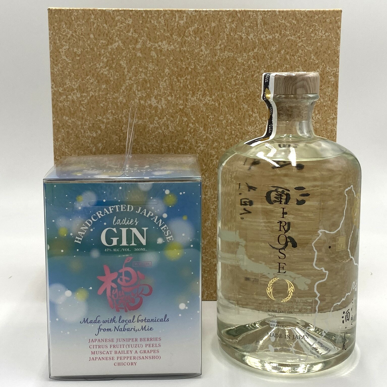 商品概要 伊賀発のクラフトジン2種が楽しめるギフトセット 日本酒から作られたジンと、純日本産原料のジン。個性あふれる伊賀のクラフトジンをお届けします。 商品詳細 クラジトジンHIROSE「これ、曰く。酒・ジン」 品名 ジン 内容量 750mL 原材料 日本酒、甘夏、カラマンダリン、ジュニパーベリー、桜の枝、レモン 保存方法 常温 製造者 株式会社プロジェクト・ラボ（三重県伊賀市広瀬734） 特徴 ジュニパーベリー以外は三重県の原料を使用しています。 アルコール分：42度 イーナバリYUZUKI 柚雪」 品名 スピリッツ 名称 ジン 内容量 360mL 原料原産地名 国内製造（単式蒸留焼酎） 保存方法 常温 製造者 イーナバリ株式会社（三重県名張市滝之原1050番地） 特徴 伊賀忍者が忍び修業を積んだといわれる三重県名張市には、昔からジュニパーベリーの同族種である針葉樹ネズミサシの実がなっています。柚雪は、その和製ジュニパーベリーと、柚子皮、山椒、マスカットベリーAをチコリ焼酎に漬け込み蒸留した純日本産原料100％のクラフトジン。アロマの様に柚子の香りが芳醇で、ジントニックや炭酸割ジンボールなど、感嘆のBAR感覚のカクテルが楽しめます。 アルコール度数：47℃ 「のし」ご希望の場合 当商品は「のし」対応商品です。 注文画面にて備考欄にご入力ください。 「ギフト包装」ご希望の場合 当商品はギフトラッピング対応商品です。 注文画面にて備考欄にご入力ください。