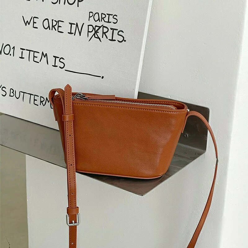 斜め掛けバッグ 携帯バック 女性 レディース バッグ 本革 長さ20cm 可愛い シンプ...