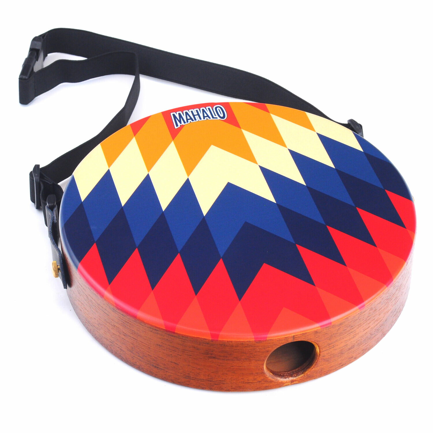 MPJ1は、伝統的なカホンに代わる実用的で楽しいラップトップカホンです。 打面は直径10″（255mm）サイズでコンパクトなサイズなので膝の上でも快適に演奏でき、付属の伸縮性のあるサイズ調整可能なストラップで首から下げたり、腰に固定したりしての演奏も可能。さらに、10″を固定できるスネアスタンドにも固定が可能です。 両面が演奏に使用可能で、デザインの入った面はスネア付きのカホンらしいサウンド、デザインのない面はコンガを彷彿とさせるサウンドの多彩なサウンドを奏でます。 2.2″（56mm）のやや厚めのシェルと丸型のサウンドポートにより、このサイズからは想像もつかないほどの音量と低音のレスポンスを実現しています。 ビーチで、キャンプファイヤーの周りで、ご自宅で、または小さな演奏会で大活躍のアイテムです。 製品サイズ: 直径10″（255mm)x高さ2.2″（56mm） 打面材（トップ&バック）: ソリッドマホガニー リム材: マホガニー スネア固定式: スナッピー 20本 フィニッシュ: マット パッケージサイズ: 30cm x 29cm x 8.5cm