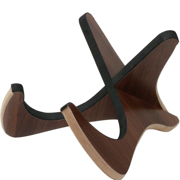 ウクレレによく合う木目調、組み立て式の利便性、ソプラノからテナーまで対応、ラッカー塗装対応※、キャリングバッグ付きなどの特徴とお求め安い価格は変わらず、本体のフォルムをよりスタイリッシュにデザイン。 従来品よりもウクレレ本体が起きた状態での設置が可能となり、より美しい見た目を演出します。 また、前面のカーブを見直し、前への倒れやすさを解消。よりがっちりとウクレレを立てることができます。 奥行き寸法が20%ほど短くなったことで、狭い台の上や床面での展示にも便利にご使用いただけるようになりました。 更にウクレレスタンドとしてのご利用に限らず、三線やタブレットスタンドとしても活用することができます。 ※本製品は基本的にはラッカー対応ですが、長時間の放置・温度変化など諸条件により塗装表面が変質する場合がございます。本製品のご使用中に塗装変質が現れても当社では責任を負いかねます。 高さ: 160mm 幅: 215mm 奥行き: 245mm 対応サイズ: ソプラノ、コンサート、 テナー