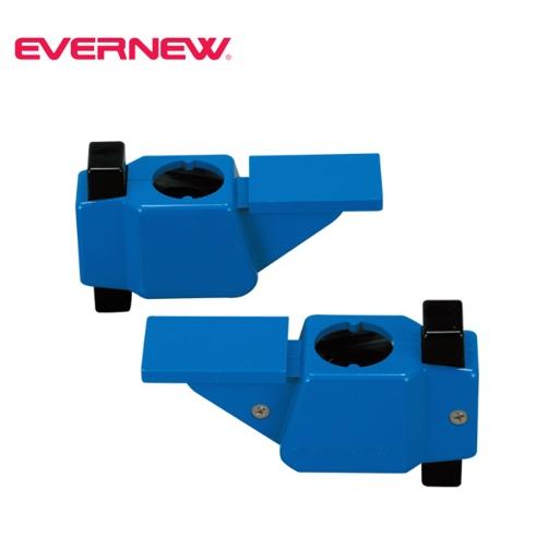 商品詳細 メーカー名 EVERNEW サイズ 内径：3.2cm（エバニュー製のみ使用可能） 重量：500g/組 商品説明 材質：アルミダイキャスト 使用範囲：50〜220cm ワンタッチストッパー 2個組 特許 PAT 日本製 エバニューのバー受けは放すと閉まるから落下しない。 しかも片手で簡単に調節 点で支える従来方式とは異なる新案ストッパーがスタンドにしっかり固定させる。 上下の黒いボタンを押し込むだけで簡単にバーの高さ調節が可能 ※エバニュー製の走高跳スタンド（直径3.2cm仕様）のみ全て使用可能 その他 こちらの商品は受注生産品になります。 お届けまでに約60日程度お時間を要します。 メーカーに在庫がある場合は1週間程度で発送。 お急ぎの場合は当サイトまでお問合せ願います。 ================================================================= 　　注意事項：お使いのモニターの発色具合によって、実際のものと色が異なる場合がございます。 ================================================================= 沖縄・離島は運送便の都合上、配送不可となります。