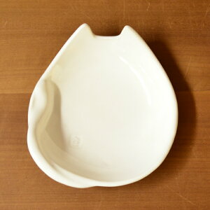 【笠間焼】Toshiko Brand ネコシルエット皿(中)　陶器　ギフト　贈り物　プレゼント　シンプル　白　猫　ネコ　かわいい