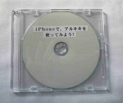 本書では、iPhoneやiPod touch、iPadで利用可能なアプリ「アルキキ」をご紹介いたします。　 アルキキは、歩いている時でも、満員電車でも、家事をしながらでも、ちょっとしたすき間時間にニュースをチェックできます。　 朝日新聞朝刊からベテラン編集者が厳選した約10本のニュースがたった5分で聞けます。　 さらに「アルキキ+（プラス）」（アプリ内課金）では毎日100本以上の速報ニュースを聞くことができます。　 　 社会、政治、経済・マネー、国際、スポーツ、文化・科学の6カテゴリから聞きたいニュース分野、聞きたい本数、そして順序を設定することが可能です。　 　 「アルキキ+（プラス）」をご利用の場合、配信される音声ニュースが増えますので、データの取得に時間がかかることがあります。　 アルキキは自然な聞きやすい合成音声でニュースを読み上げます。 地域と星座を設定すれば、毎朝、天気予報と星占いがチェックできます。　 但し、ここは音声で操作できませんので、晴眼者に設定してもらうことになります。　 ホーム画面の「音声出力」をオンにすると、イヤホンがなくても電話をするように、通話スタイルでiPhoneを耳に当ててニュースを聞くことができます。　 バックグラウンド再生が可能なのでニュースを聞きながらiPhoneでメールを打ったり、チャットをしたりなど、他の作業ができます。　 また、パソテック製作の「ミュージッククリック」との連携で、iPhoneがポケットやかばんに入った状態でも、簡単かつ、直感的にアルキキを遠隔操作することができます。　 　 ※　アルキキは音声データを端末にダウンロードします。　 データ容量は、1音声ニュース当たり200KB程度と大きくありませんが、格安SIMの最低速（200kbps程度）ではデータをダウンロードできない、もしくはダウンロードにかなりの時間がかかることがあります。 　 　 iPhoneは、あらかじめ、VoiceOverがオンに設定してあるものとして、ご説明いたします。 　 なお、テキストマニュアルに加え、実際の操作を収録した音声マニュアルを併用することで、より簡単に覚えることができます。　 マニュアル構成　： テキストマニュアル 約25.4KB 音声マニュアル　 約1時間16分　 本書を、ニュースチェックのお手伝いとしてお役立ていただければ幸いです。　 互換性：iOS8.0以降。iPhone、iPad、およびiPod touchに対応。 　 　 　本書での、動作確認環境は、次のとおりです。 アルキキ　Version2.3.2 iPhone7 iOS Version10.3.3　 【本製品を閲覧するための動作環境】 ぶーブック ※ぶーブックのご使用には、スクリーンリーダーとして PC-Talker 7/8.1/10が動作している環境が必要です。 ※ぶーブックは無料でダウンロードいただけます。 ※CD/DVD版は、音楽プレイヤーやプレクストークではお聞きいただけません。 詳しくはこちら⇒「ぶーブック」について 販売元：パソテック 目次 　 　まえがき 　 　第1章　「アルキキ」アプリのダウンロード・インストール 　 　第2章　「アルキキ」アプリのホーム画面　 　 　第3章　タブに名前を付けよう！　 　 　第4章　事前準備　 　　第1節　再生設定　 　　第2節　アルキキを終了　 　 　第5章　基本操作　 　　第1節　ニュースを聴こう！　 　　第2節　ミュージッククリックでの操作　 　 　第6章　アルキキ+（プラス）　 　　第1節　課金設定　 　　第2節　カテゴリごとの聞きたい本数を設定　 　　第3節　カテゴリの並べ替え　 　　第4節　ニュースの本数を確認　 　　第5節　自動更新の停止　 　 　あとがき　 　 　■ぶーブック対応図書について 本ブックは閲覧ソフト「ぶーブック」にてご利用いただけます。 なお、「ぶーブック」のご使用には、スクリーンリーダーとして PC-Talker 7/8.1/10が動作している環境が必要です。 ぶーブックは無料でダウンロードいただけます。 詳しくはこちら⇒「ぶーブック」について ダウンロード版はご入金確認完了後、ぶーブック画面より閲覧いただけます。 なおCD/DVD版は、音楽プレイヤーやプレクストークではお聞きいただけませんのでご注意ください。