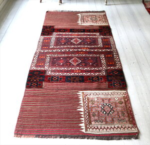 キャメルバッグ ホルジン　バクティアリ族のオールドキリム244×97cm赤と紺・細かなスマック織り