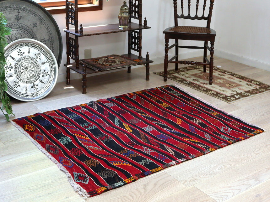 【15%OFFクーポン対象】オールドキリム アフィヨン 131×105cm レッド＆ブラック ジジム kilims-10216342 ガラタバザール(キリム&ラグ) サンプル画像2