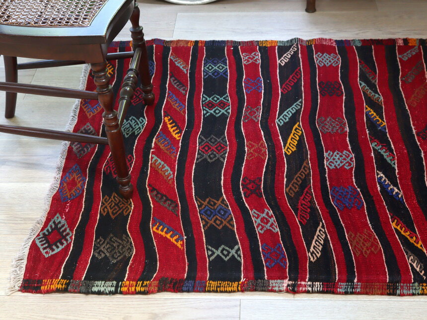 【15%OFFクーポン対象】オールドキリム アフィヨン 131×105cm レッド＆ブラック ジジム kilims-10216342 ガラタバザール(キリム&ラグ) サンプル画像3