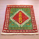 【15%OFFクーポン対象品】トライバルラグ グチャン の素朴な手織りラグ79×64cmレッド グリーン 蝶