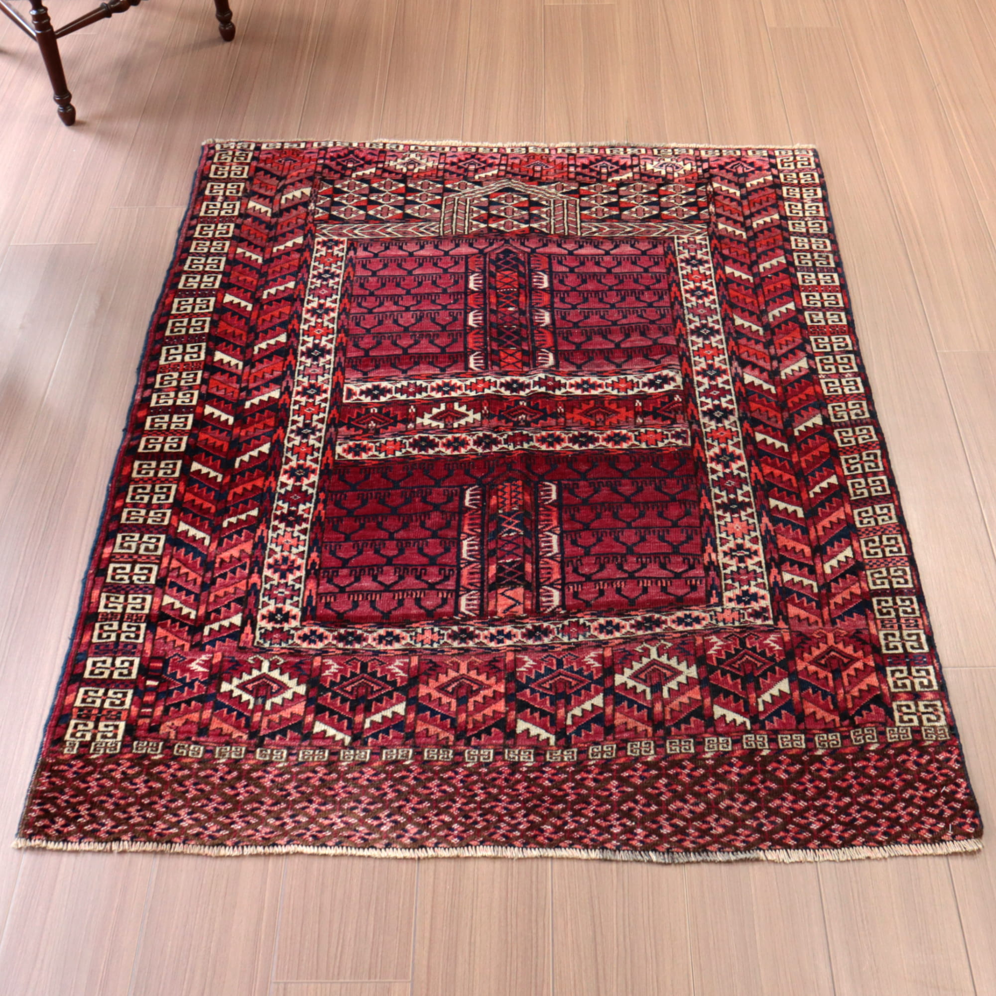 部族絨毯　トライバルラグ　テッケ族142×111cmエンシ, ローズピンクとインディゴブルー