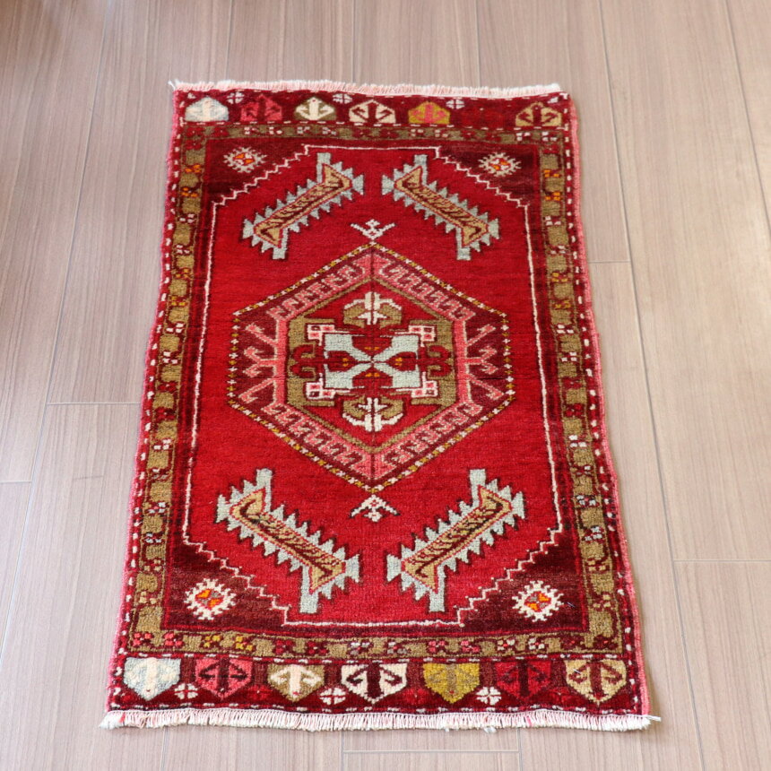 Rakuten - 【15%OFFクーポン対象】トルコ　手織り絨毯 ヤストゥク 85×45cm レッド ドラゴンの爪を持つ六角メダリオン