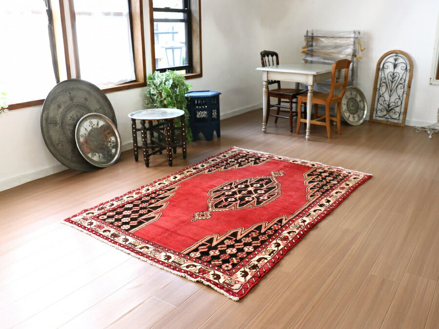 【15%OFFクーポン対象品】トライバルラグ 部族絨毯 ケルマンシャー 193×131cm ハマダン ペルシャ絨毯 レッド 幾何学モチーフ [2]