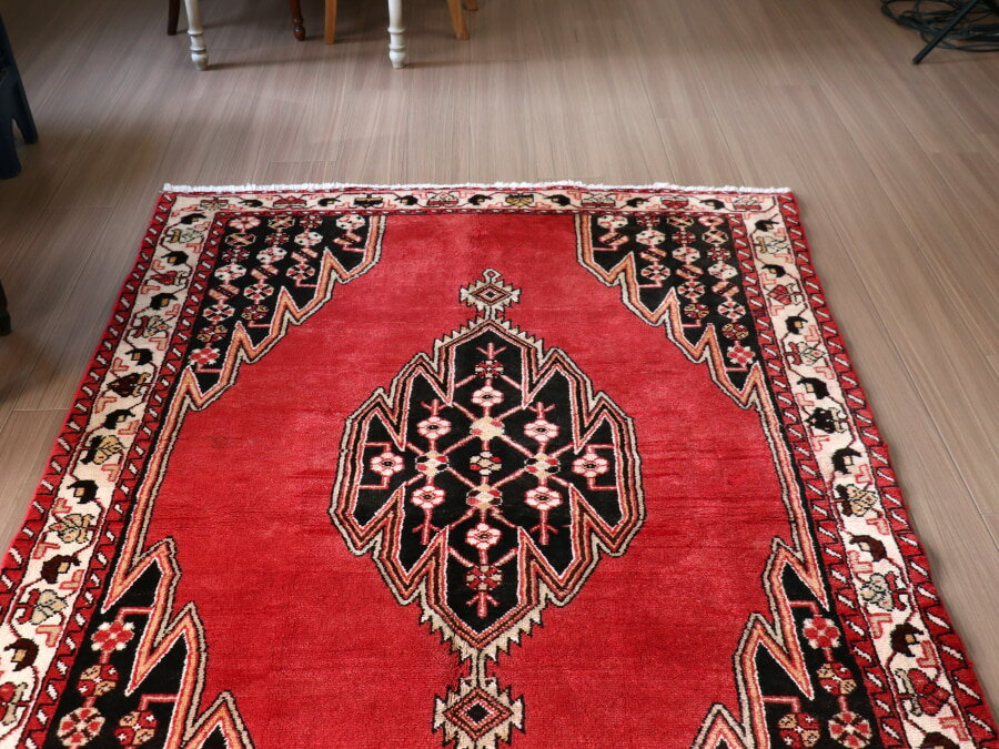【15%OFFクーポン対象品】トライバルラグ 部族絨毯 ケルマンシャー 193×131cm ハマダン ペルシャ絨毯 レッド 幾何学モチーフ [3]