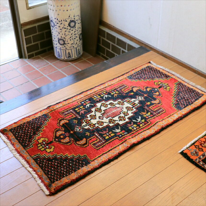 Rakuten - 【15%OFFクーポン対象】トライバルラグ ヤストゥク トルコ手織り絨毯 100×48cm シワス　レッド＆ブラック