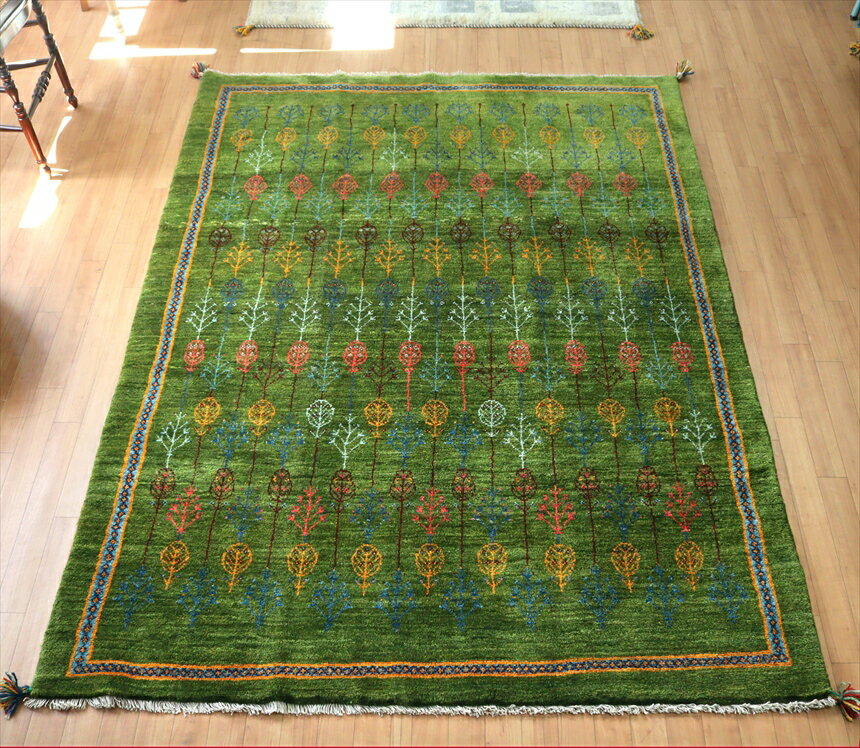 ギャッベ カシュカイ族の手織りラグ 230×167cm 連なる樹々 グリーン