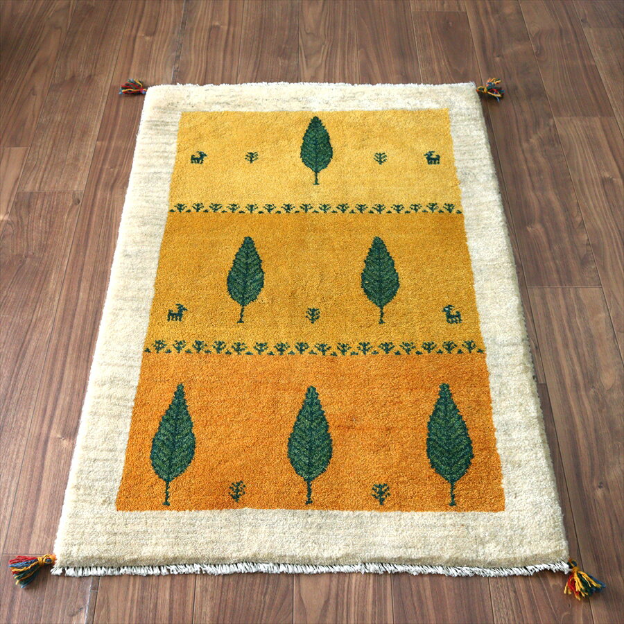 商品詳細商品番号gh42854サイズ123x82cm（フリンジを含まない）厚　み2.1cm程度産 地イラン南部ファルス州素　材ウール×ウール年　代新しいギャッベ織りのタイプGABBEH在庫についてラグは全て一点ものです。同じものの再入荷はありません。また、実店舗で同じ商品を販売しているため、タイミングにより商品が売り切れの場合がございます。あらかじめご了承ください。お手入れについて普段のお手入れは、丁寧に掃除機をかけてホコリをとる程度で十分です。時々、お天気のよい日に、外に出して裏からはたいてホコリを出し、風を通してください。ギャッベやキリムのウール製品は湿気に弱いので、乾燥を保つようお願いします。加湿器の当たる場所、結露などのある場所でのご使用は避けてください。数年に一度は、専門の絨毯クリーニングでさっぱりと水洗いすることをおすすめいたします。■クリーニングについてはこちらお問い合わせ商品について、わかりづらい点がございましたら、ご遠慮なくお問い合わせください。お電話口では、商品番号をお知らせいただくようお願いいたします。ギャッベ イランの手織りラグ 123×82cm 糸杉の樹 イエロー＆アイボリー(gh42854)DESCRIPTION僅かに色を変えながらグラデーションを成しているイエローベースに、糸杉の樹や、羊、生命の樹が織られたデザイン。色の移り変わりが見事に表現されています。毛足が長く、パイルを含めたギャッベ全体の厚みは2.1-2.2cm程度。ボリューム感たっぷりのふかふかギャッベです。DETAIL 商品番号 gh42854 サイズ 123x82cm厚 み 2.1cm程度年 代 新しいギャッベ素 材 ウール×ウール 織りのタイプ GABBEH 産 地 イラン南部ファルス州 PICTUREKEY:Gabbeh, Persian, Iran, イラン直輸入,　カシュカイ, ギャッベ,　ソファ前,　リビング,　手織り,　ウール100％, Shiraz, Area Rug, Carpet, Handmade, Hand knotted, ガラタバザール,　東京、中野区