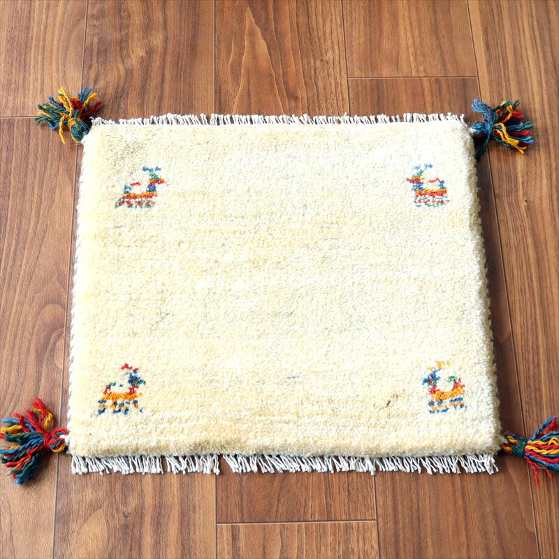 商品詳細商品番号gh43334サイズ38×43cm（フリンジを含まない）厚　み2.4cm程度産　地イラン南部ファルス州素　材ウール×ウール年　代新しいギャッベ織りのタイプGABBEH在庫についてラグは全て一点ものです。同じものの再入荷はありません。また、実店舗で同じ商品を販売しているため、タイミングにより商品が売り切れの場合がございます。あらかじめご了承ください。お手入れについて普段のお手入れは、丁寧に掃除機をかけてホコリをとる程度で十分です。時々、お天気のよい日に、外に出して裏からはたいてホコリを出し、風を通してください。ギャッベやキリムのウール製品は湿気に弱いので、乾燥を保つようお願いします。加湿器の当たる場所、結露などのある場所でのご使用は避けてください。数年に一度は、専門の絨毯クリーニングでさっぱりと水洗いすることをおすすめいたします。■クリーニングについてはこちらお問い合わせ商品について、わかりづらい点がございましたら、ご遠慮なくお問い合わせください。お電話口では、商品番号をお知らせいただくようお願いいたします。ギャッベ イラン産手織り 座布団サイズ 38×43cmナチュラルアイボリー 動物モチーフDESCRIPTION何枚も集めたくなる、40cm角の座布団サイズギャベ。四隅に大きなポンポンのついた、伝統的なスタイルで織られています。フローリングに並べて座布団がわりに使ったり、ベンチやダイニングチェアの座面など、使い方はいろいろ。壁にタペストリーのように飾るのもおすすめです。毛足が長くボリュームあるふっくらとした織り地のギャッベ。パイル（毛足）を含めた厚みは2.3-2.4cmほどで、分厚いという表現がぴったりの手織り絨毯です。DETAIL 商品番号 gh43334 サイズ 38×43cm厚 み 2.4cm程度産 地 イラン南部ファルス州 素 材 ウール×ウール年 代 新しいギャッベ織りのタイプ GABBEH PICTURE大型ルームリビングセンターアクセント細長ランナー玄関マットミニサイズ座布団KEY:ギャッベ　ギャベ　Gabbeh, イラン, 遊牧民, 手織り, 手紡ぎ, ペルシャ, 手織り絨毯, 座布団ギャッベ, ミニギャッベ, 無染色,アイボリー, 羊毛, グレー, ベージュ, 1点もの, 現品販売, ウール100％, 無染色 天然繊維 ミニギャベ, Gabbeh, Iran　Persian rug, Hand Knotted, ガラタバザール