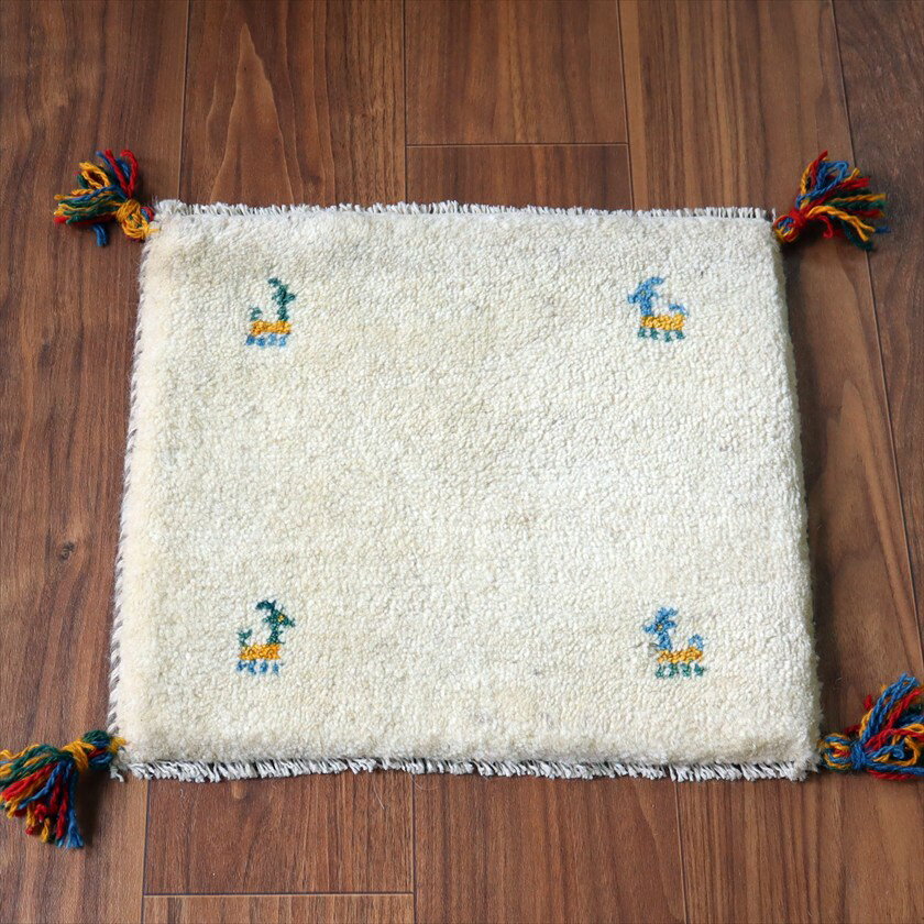 商品詳細商品番号gh43385サイズ37×42cm（フリンジを含まない）厚　み2.3cm程度産　地イラン南部ファルス州素　材ウール×ウール年　代新しいギャッベ織りのタイプGABBEH在庫についてラグは全て一点ものです。同じものの再入荷はあり...