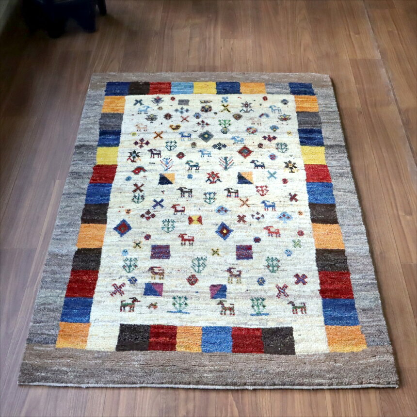 Rakuten - 【15%OFFクーポン対象】ギャッベ ノマド　 156×107cm ナチュラル＆グレー　たくさんの動物や草花モチーフ　イラン産手織り　Gabbeh Nomad