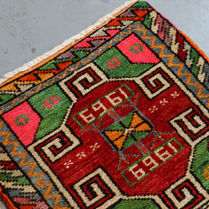 【15%OFFクーポン対象】トルコ絨毯　トライバルラグ　ヤストゥク 81×45cm 1969年　チャル