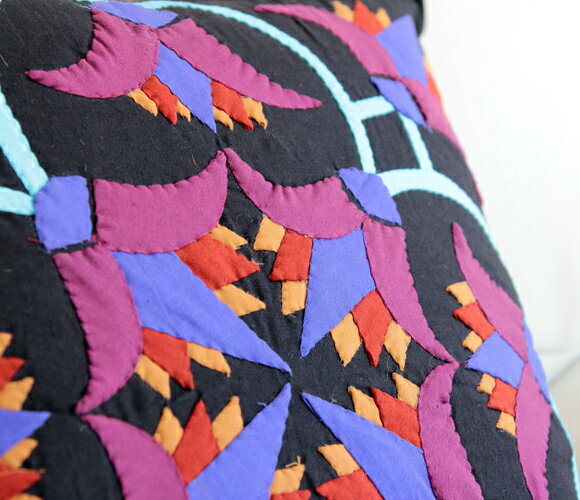 ハンドアップリケ・コットンクッションカバー　ハーヤ・メーヤ-Kheyamia-45x45cm