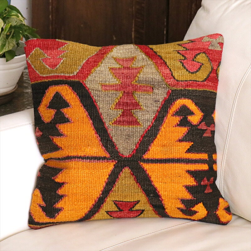 商品詳細商品番号m26003サイズ39x40cm素　材ウール/　裏はコットン無地裏の色グレー製　作トルコ商品説明様々な理由でカットされたオールドキリムを使った、全て一点物のクッションカバーです。オールドキリムは生活の中で実際に使用されていたもののため、小さなホツレやシミ、歪みなどがある場合もございますが、時代を経たオールドキリムの味ということでご理解ください。状態が気になる場合はご注文前にお問い合わせください。在庫についてオールドキリムクッションカバーは、手織りの一点物のオールドキリムからカットして作るので、クッションカバーも全て一点ものでです。同じ商品の再入荷はありません（同じオールドキリムからカットしたもので、よく似た商品がある場合があります）。※在庫の管理には十分気をつけておりますが、実店舗で同じ商品を販売しているため、ご注文のタイミングにより商品が売り切れの場合がございます。あらかじめご了承ください。お手入れについてお洗濯は水（お湯ではなく）だけの手洗いをおすすめします。汚れが気になる場合は、ウール用の液体洗剤を使った手洗いも可能です。オールドキリムはさまざまな染料が使われており、色落ちやにじみが発生する可能性もありますので、初めて洗うものは少しずつ試しながら慎重に洗ってください。また、他のものと混ぜて洗わないようご注意ください。中綿について中綿をつけてご注文の際、注文直後の自動配信メールでは、中綿代金が含まれていません。後ほど当店からお送りする注文確認メールにて、中綿代金を含めた総額をお知らせいたします。お問い合わせ商品について、わかりづらい点がございましたら、ご遠慮なくお問い合わせください。お電話口では、商品番号をお知らせいただくようお願いいたします。新着Kilim Pillows産地・エリア別人気NO.1！　40cm　キリムクッション 特別価格＆送料無料　中綿つき2枚セット45cmキリムクッション50cm＆60cmキリムクッション35cmキリムクッション&その他ミニサイズ横長キリムクッションカバーパイル織りカーペットクッションシンプル＆モダンなボーダー柄パッチワーククッションアンティークピース中綿・ヌードピローアウトレットセールアトラス（絣・イカット）クッションシュニールクッションスザンニクッションテルメクッションオールドキリム クッションカバー 40cm角 39×40cmコンヤ　鳥の羽モチーフ商品番号m26003サイズ39x40cm裏の色グレー素　材ウール（表）/コットン（裏）キリムの産地コンヤ(Konya) トルコ・コンヤ地方のオールドキリムをカットして作られたクッションカバーです。鳥の羽のモチーフは、トルコキリムでは多く用いられているモチーフのひとつです。ほとんど日焼けしておらず濃い色合いを残しています。グリーンの部分にアブラッシュ（ところどころ途中で色が変わっている手織りキリムの特徴のひとつ）が見られます。オールドキリムは、トルコの一般家庭で使うために手織りされたウールの平織りの敷物です。クッションカバーに仕立てる前にはクリーニングしてありますが、完全にはとれなかったシミが残っていたり、長い間使われていて擦り切れた部分があったりする場合がございます。インテリアのアクセントとしてだけでなく、手織りの風合いや骨董的な価値を楽しむ商品ですので、ご了承の上ご検討ください。一点ものですので、写真の現品をお届けします。Old Kilim, Kilim Cushion, Turkish Kilim, BOHO, Bohemian Decor, Vintage kilim, クッションカバー40cm, オールドキリム, トルコ,　ヴィンテージキリム, トライバルラグ, ピロー, ボヘミアンスタイル, BO-HO, ウール100%, width="680"手織り, 一点もの, ガラタバザール