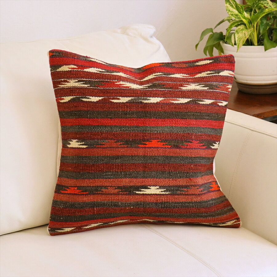 新着Kilim Pillows40cm　キリムクッション 45cmキリムクッション50cm＆60cmキリムクッション35cmキリムクッション&その他ミニサイズ横長キリムクッションカバーパイル織りカーペットクッションパッチワーククッション中綿・ヌードピローアウトレットセールアトラス（絣・イカット）クッションシュニールクッションスザンニクッションテルメクッションオールドキリムクッションカバー　40cm角サイズサリプール　絣のようなストライプ商品番号m26089サイズ40x41cm裏の色アイボリーキリムの産　地ウズベキスタン(Uzbek)素　材表地：ウール（手織り）　裏面：コットン無地かっちりと引き締まった織りのオールドキリムからカットされたクッションカバーです。サリプールは、アフガニスタン北部の州で、このキリムはウズベク系の人々の織ったものとされています。幾何学モチーフが絣模様のようにも見えます。Old Kilim, Kilim Cushion, Turkish Kilim, BOHO, Bohemian Decor, Vintage kilim, クッションカバー, オールドキリム, トルコ,　ヴィンテージキリム, トライバルラグ, ピロー, ボヘミアンスタイル, BO-HO, ウール100%, 手織り, 一点もの, ガラタバザール