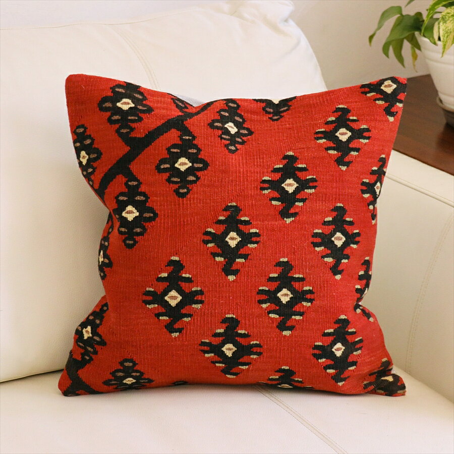 新着Kilim Pillows40cm　キリムクッション 45cmキリムクッション50cm＆60cmキリムクッション35cmキリムクッション&その他ミニサイズ横長キリムクッションカバーパイル織りカーペットクッションパッチワーククッション中綿・ヌードピローアウトレットセールアトラス（絣・イカット）クッションシュニールクッションスザンニクッションテルメクッションオールドキリムクッションカバー　40cm角サイズシャルキョイ Antique Kiilim Cushion商品番号m26092サイズ40x40cm裏の色ライトグレーキリムの産　地シャルキョイ(Sarkoy)素　材表地：ウール（手織り）　裏面：コットン無地トルコのヨーロッパ大陸側、シャルキョイ地方の細かな織りのアンティークキリムのクッションカバー。この地域の織りの特徴で、細い糸で細かく織られています。薄手でしなやかな織り地です。あまり使われ様子がなくきれいな状態です。Old Kilim, Kilim Cushion, Turkish Kilim, BOHO, Bohemian Decor, Vintage kilim, クッションカバー, オールドキリム, トルコ,　ヴィンテージキリム, トライバルラグ, ピロー, ボヘミアンスタイル, BO-HO, ウール100%, 手織り, 一点もの, ガラタバザール