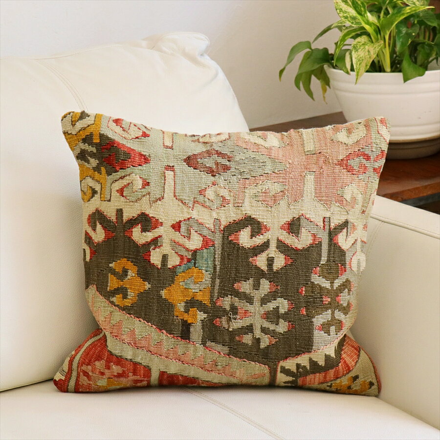 新着Kilim Pillows40cm　キリムクッション 45cmキリムクッション50cm＆60cmキリムクッション35cmキリムクッション&その他ミニサイズ横長キリムクッションカバーパイル織りカーペットクッションパッチワーククッション中綿・ヌードピローアウトレットセールアトラス（絣・イカット）クッションシュニールクッションスザンニクッションテルメクッションオールドキリムクッションカバー　40cm角サイズシワス Old Kiilim Cushion商品番号m26150サイズ37x40cm裏の色ベージュキリムの産　地シワス(Sivas)素　材表地：ウール（手織り）　裏面：コットン無地アナトリア中央部シワス地方で織られたオールドキリムから。キリムらしいモチーフが織られています。全体的に日焼けして淡い色合いになっています。少し横長ですが、中材は40x40cmがちょうどよいサイズです。【チフカナットキリム】直訳すると両翼の意味を持つチフカナットキリムは、左右別々に織られた細長いピースを中央で2枚つなぎ合わせて、大きな一枚のキリムにしたものです。幅の狭い織り機でも織りやすかったためと考えられます。大型のチフカナットキリムは長さ5mを超えるものもあり、まさにアナトリアキリムの雄と言えるでしょう。クッションカバーにすると、一枚のキリムから50枚以上に切り分けられるものもあり、配色が似ていてモチーフのバランスが違うクッションができあがります。Old Kilim, Kilim Cushion, Turkish Kilim, BOHO, Bohemian Decor, Vintage kilim, クッションカバー, オールドキリム, トルコ,　ヴィンテージキリム, トライバルラグ, ピロー, ボヘミアンスタイル, BO-HO, ウール100%, 手織り, 一点もの, ガラタバザール