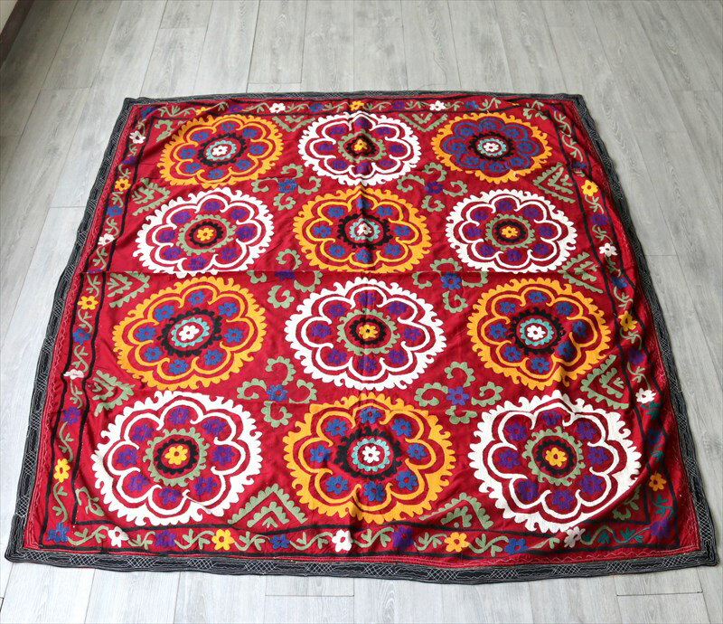 【15%OFFクーポン対象品】ウズベキスタンの刺繍布・オールドスザンニ(suzani)赤色の地/ホワイト＆イエロー・12の花 2
