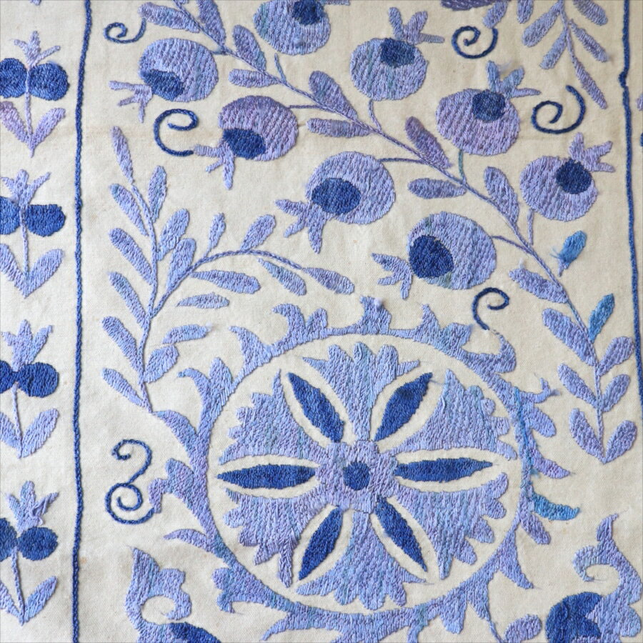 【15%OFFクーポン対象品】スザンニ刺繍布 ウズベキスタン86×50cm大輪の花 ブルー テーブルセンター