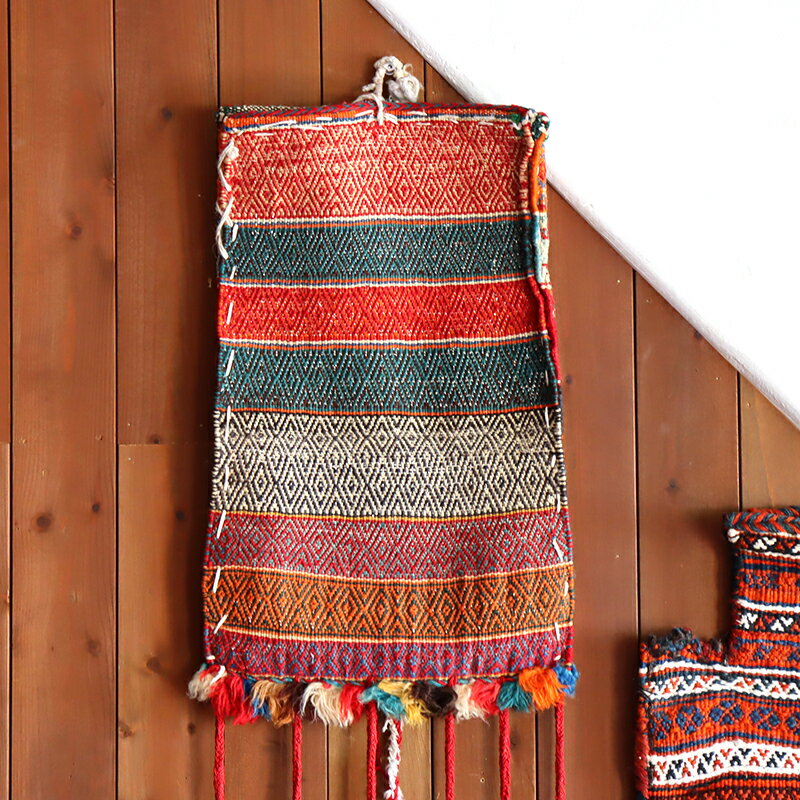 【15%OFFクーポン対象】オールドキリム 遊牧民の生活道具（矢を入れる細長い袋）幾何学模様の細長バッグ／ロングタッセル付き