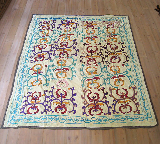 スザニ　ウズベキスタンの刺繍布・オールドスザンニ179×155cmクリーム地にグリーンと紫の花