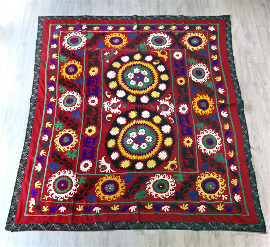 ウズベキスタンの刺繍布オールドスザンニ223×185cm紫がかった小豆色の地/2つのお花・3つのボーダー